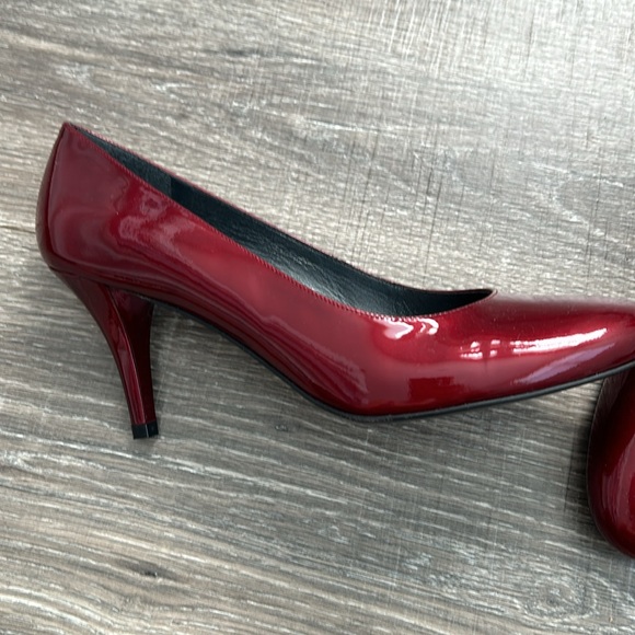 Gorgeous Stuart Weitzman cherry red patent leather pumps - Picture 2 of 4